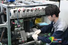 芳华脚步建梦行 “碳”前锋续航时